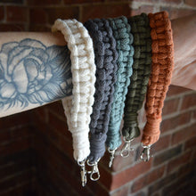 Load image into Gallery viewer, Macrame wristlet